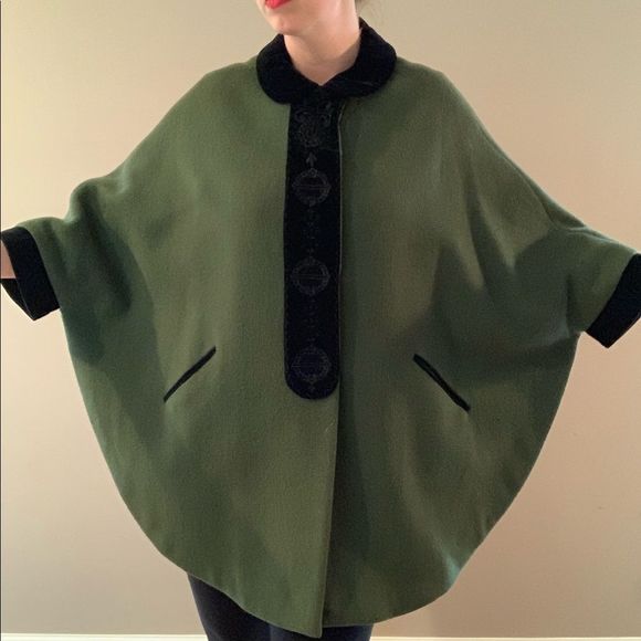 Vintage 50s Green Wool Cape with Velvet Trim - Picture 10 of 12